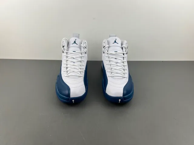Tênis de basquete Air Jordan 12 branco e azul-marinho 12
