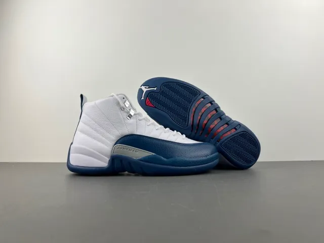 Tênis de basquete Air Jordan 12 branco e azul-marinho 13
