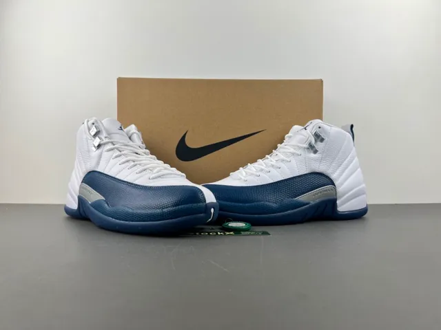 Tênis de basquete Air Jordan 12 branco e azul-marinho 14