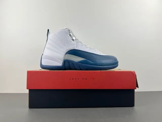 Tênis de basquete Air Jordan 12 branco e azul-marinho 16