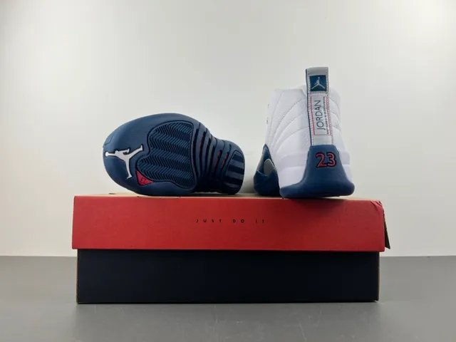 Tênis de basquete Air Jordan 12 branco e azul-marinho 17