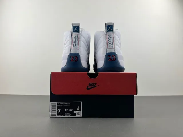 Tênis de basquete Air Jordan 12 branco e azul-marinho 18