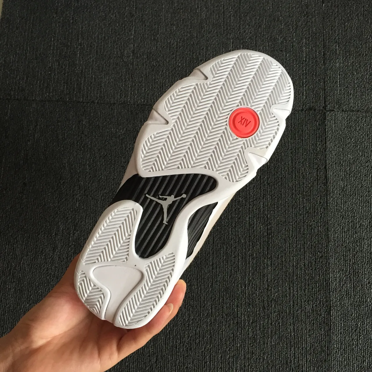 حذاء كرة السلة Air Jordan 14 شمواه بيج أسود وأبيض 2