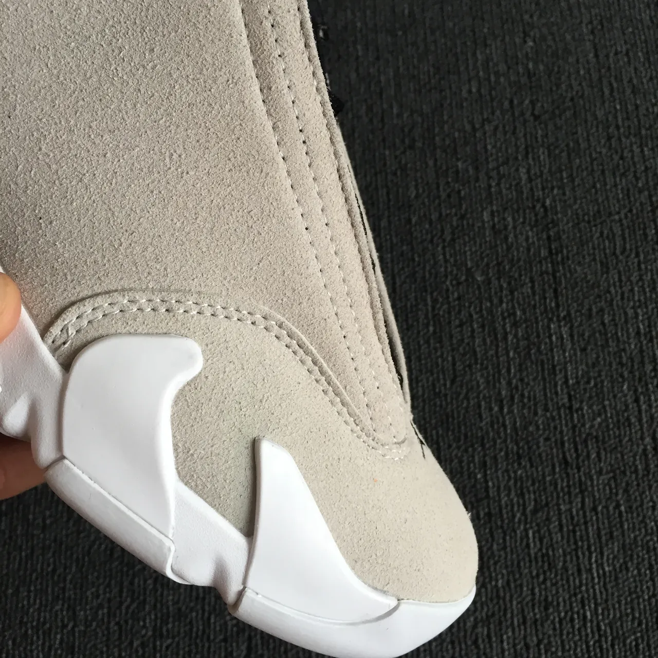 حذاء كرة السلة Air Jordan 14 شمواه بيج أسود وأبيض 4