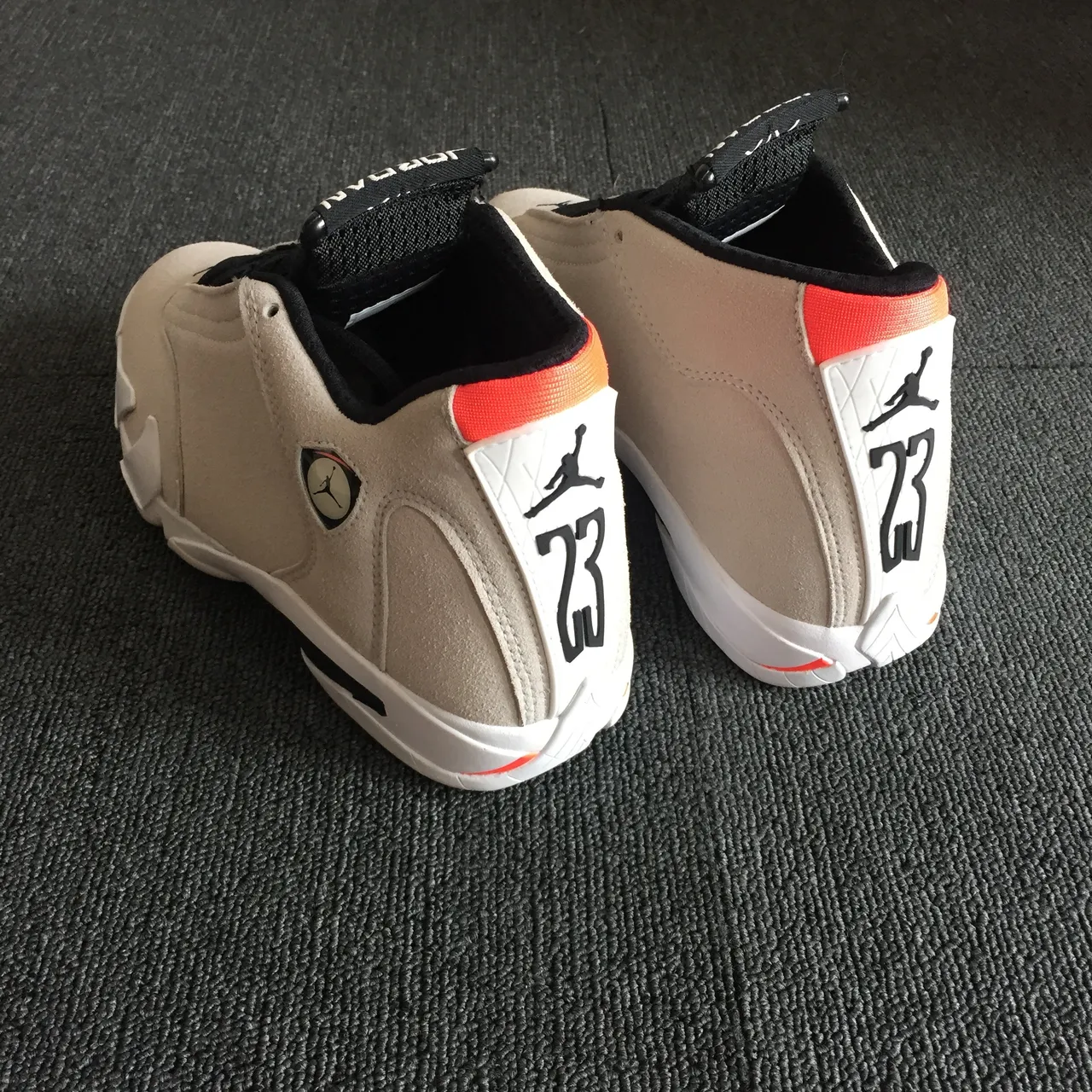 حذاء كرة السلة Air Jordan 14 شمواه بيج أسود وأبيض 10