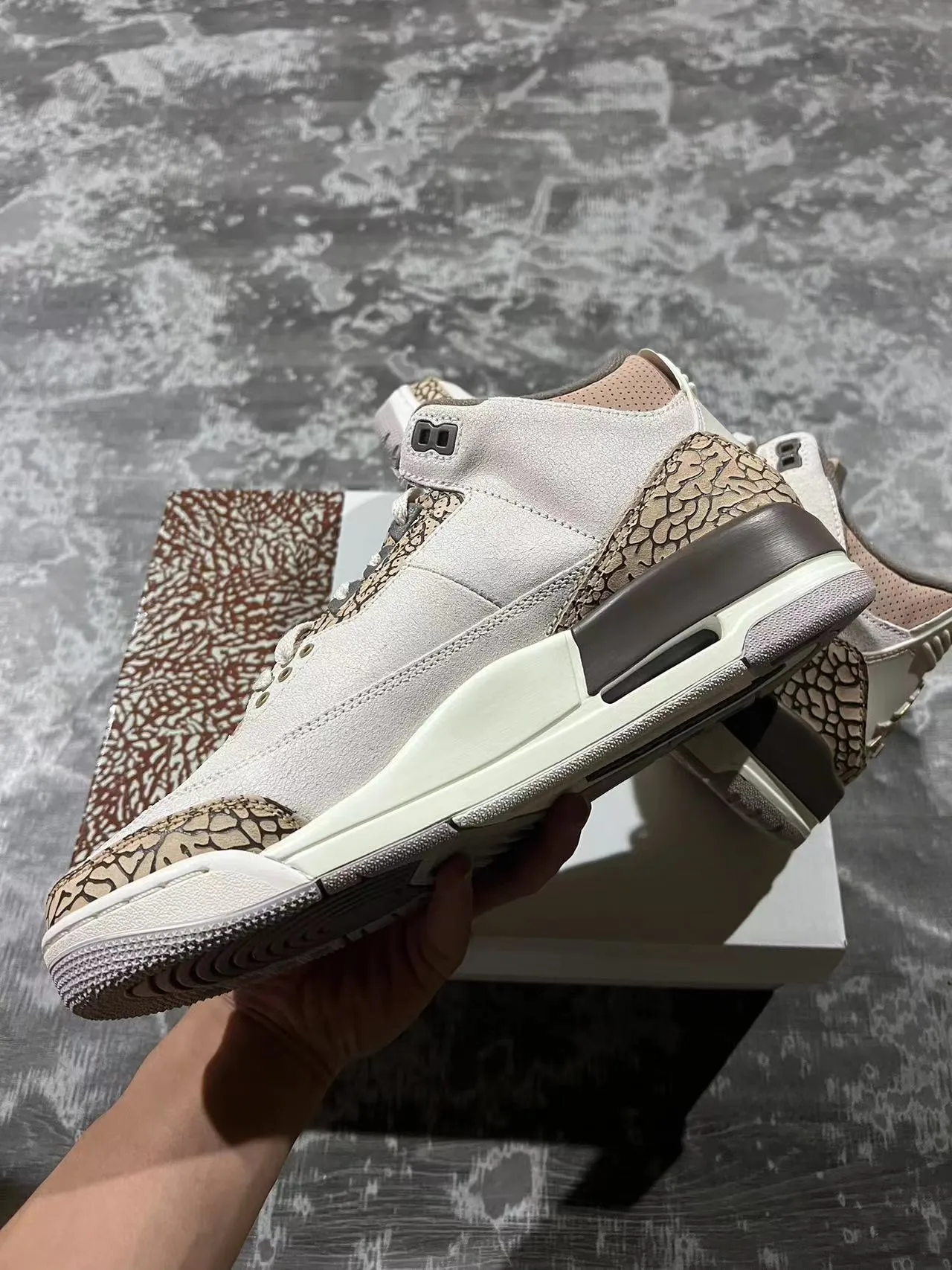 Chaussures de basketball Air Jordan 3 à imprimé éléphant beige et marron 5