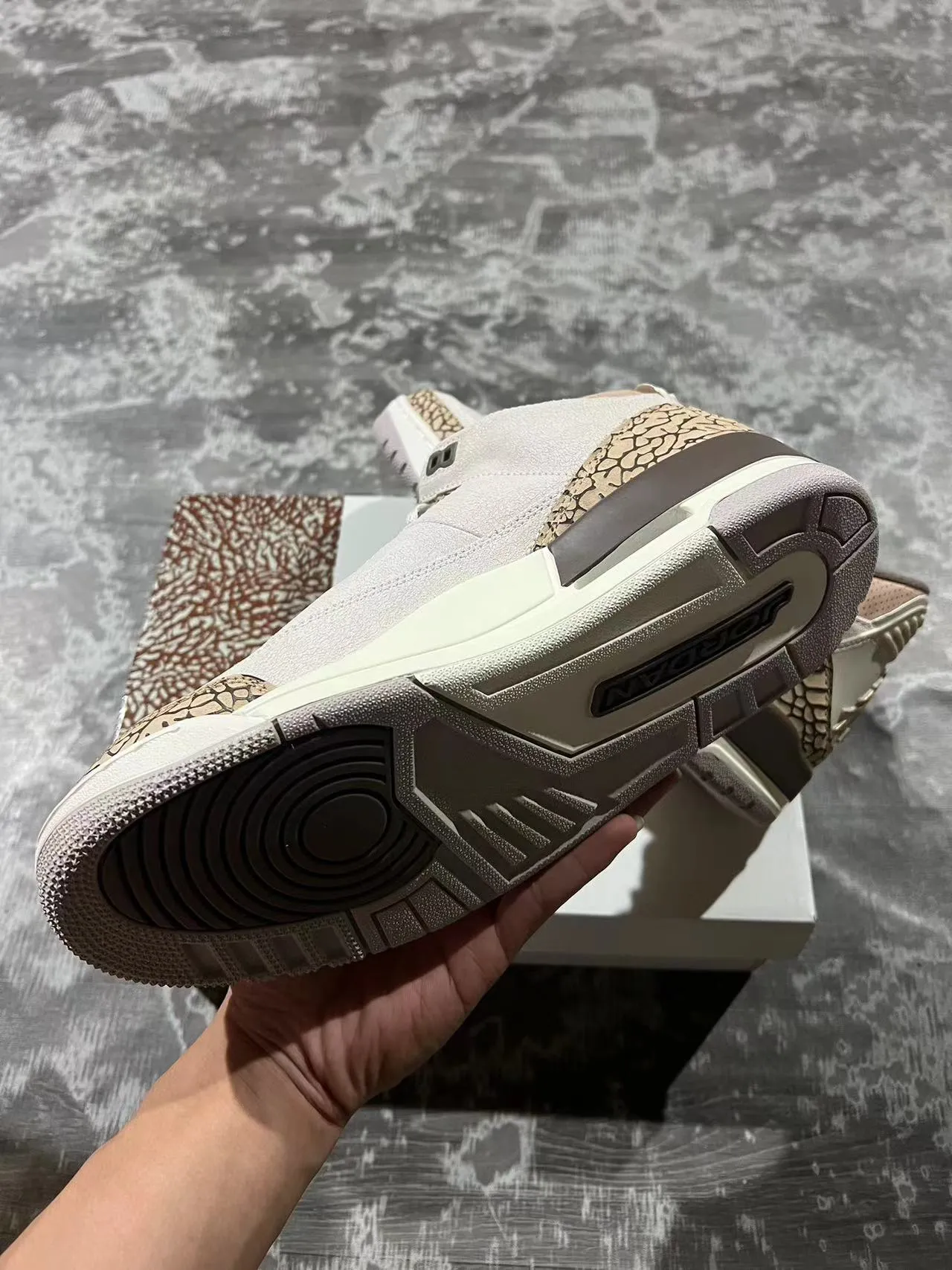 Chaussures de basketball Air Jordan 3 à imprimé éléphant beige et marron 6