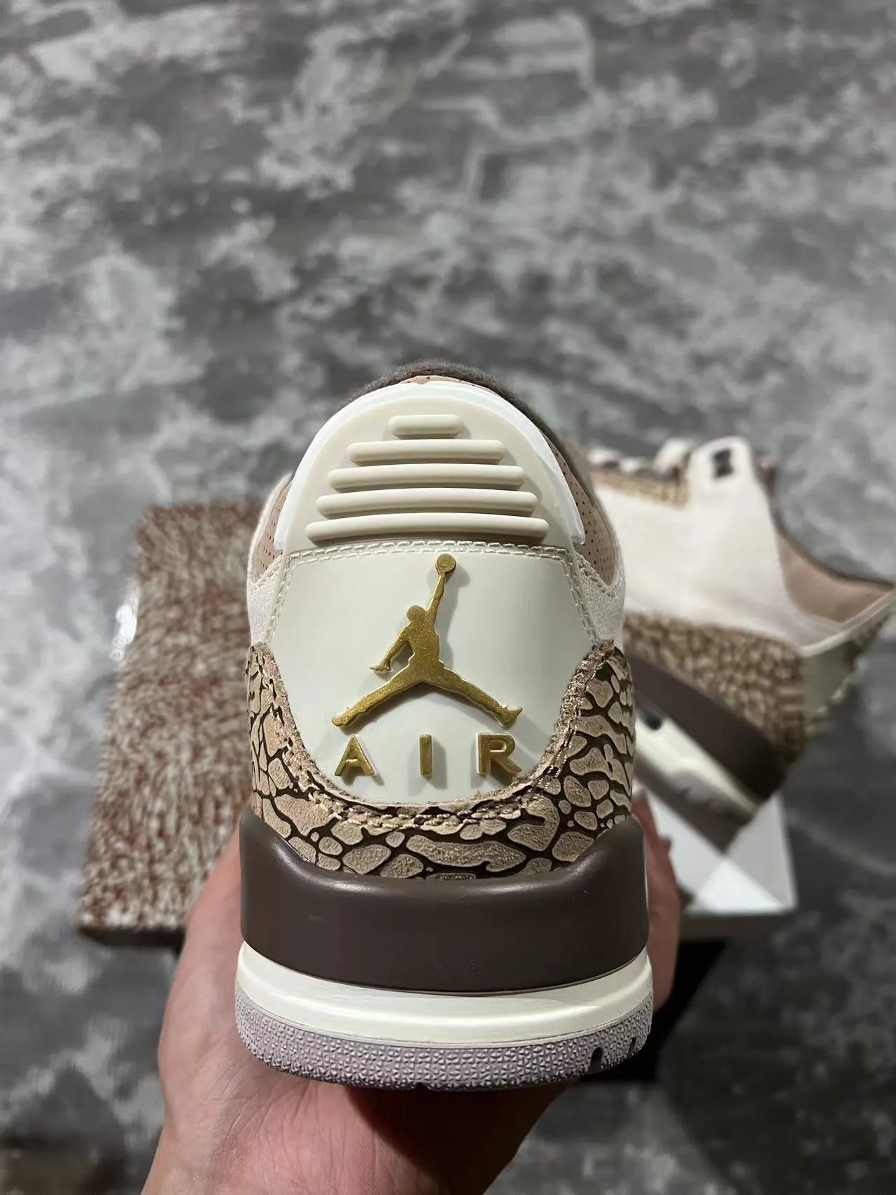 Chaussures de basketball Air Jordan 3 à imprimé éléphant beige et marron 8