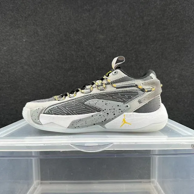 Tênis de basquete Air Jordan 37 Low silhueta cinza e amarelo com cabedal em mesh texturizado 2