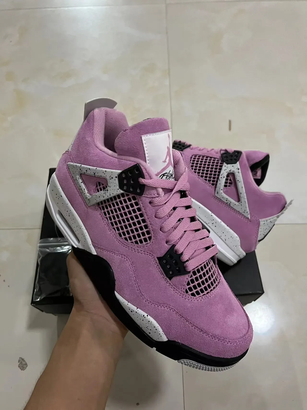 Air Jordan 4 Chaussures de Basket en Daim Rose avec Taches Blanches 2