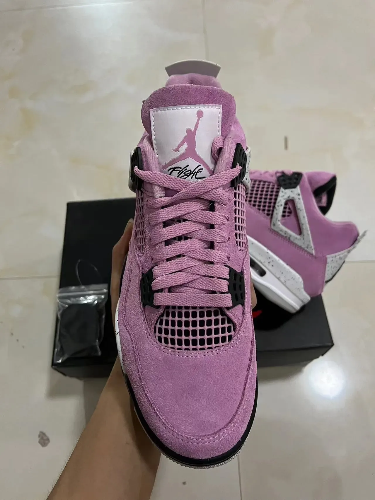 Air Jordan 4 Chaussures de Basket en Daim Rose avec Taches Blanches 3