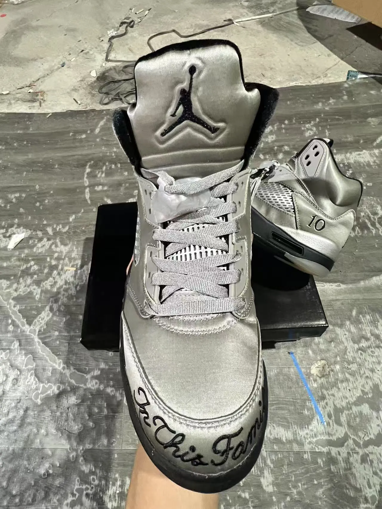Chaussures de basketball Air Jordan 5 argent métallisé et noir 3