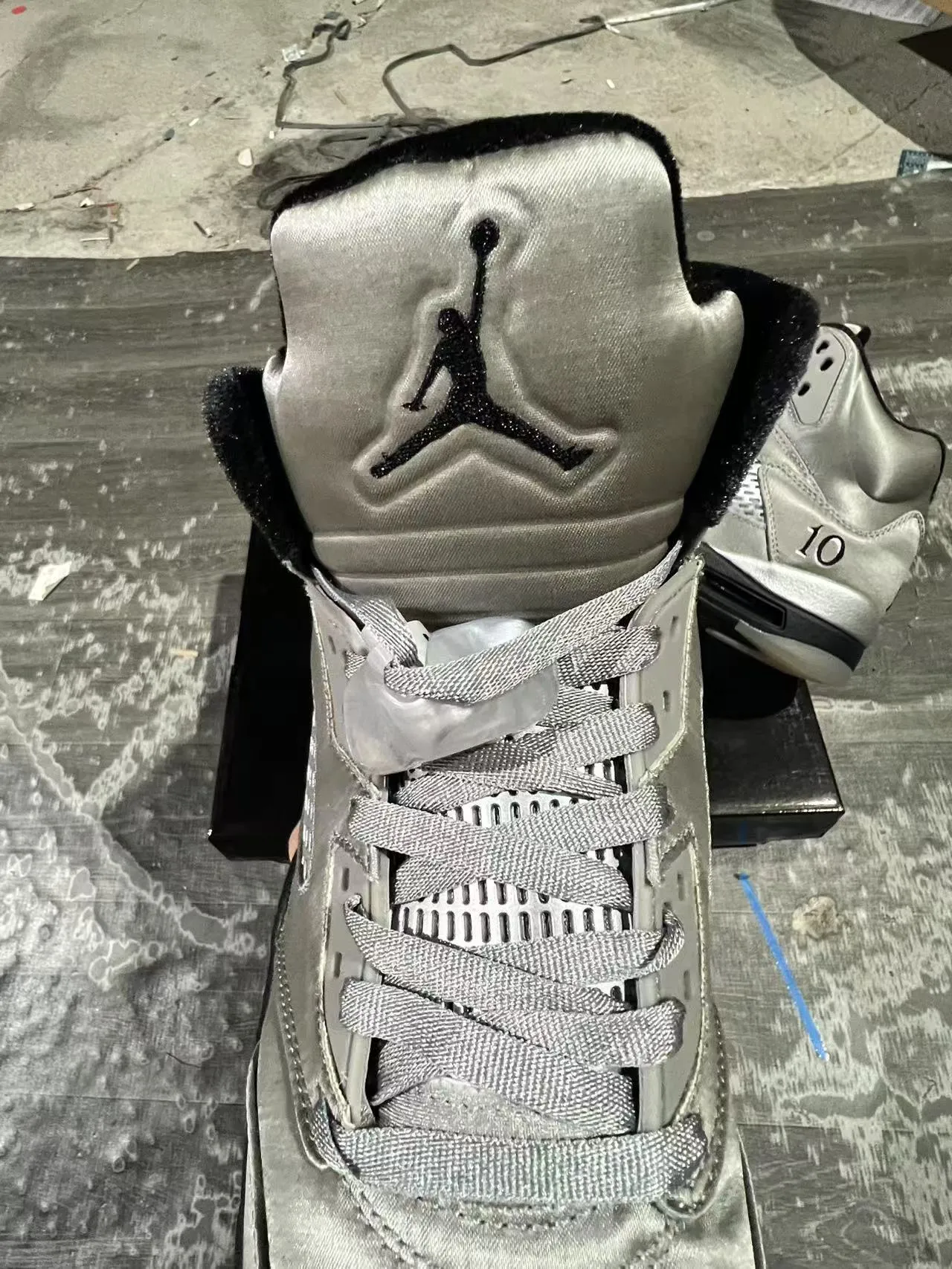 Chaussures de basketball Air Jordan 5 argent métallisé et noir 4