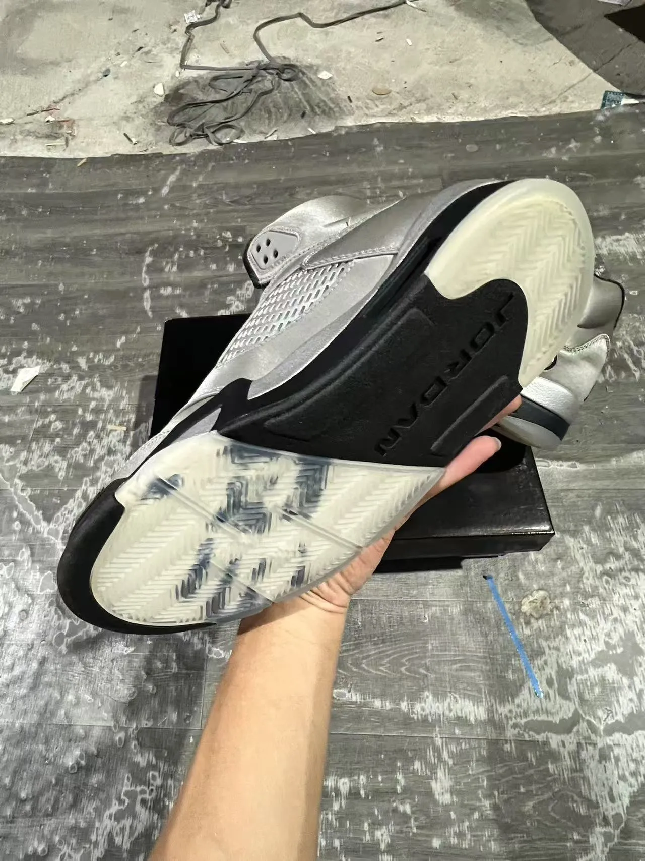 Chaussures de basketball Air Jordan 5 argent métallisé et noir 6