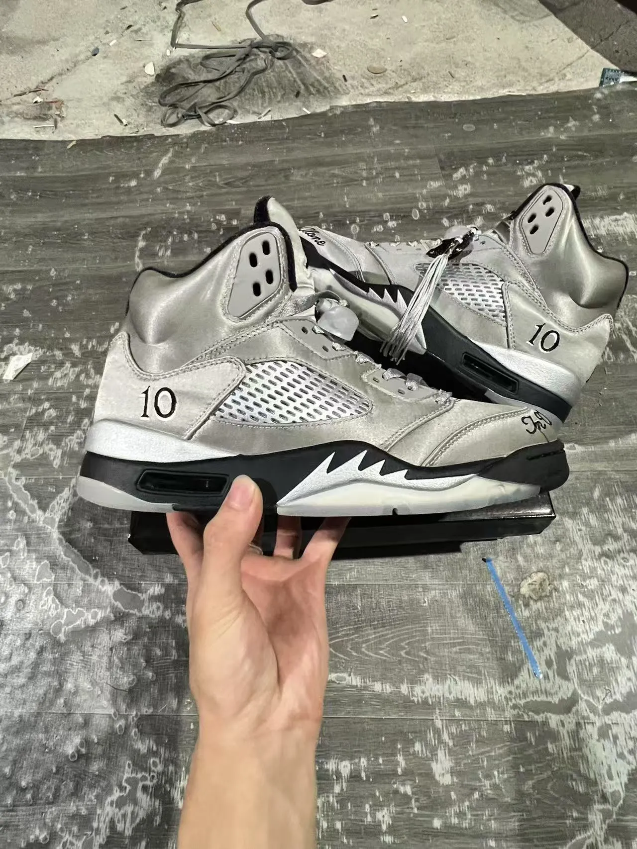 Chaussures de basketball Air Jordan 5 argent métallisé et noir 7