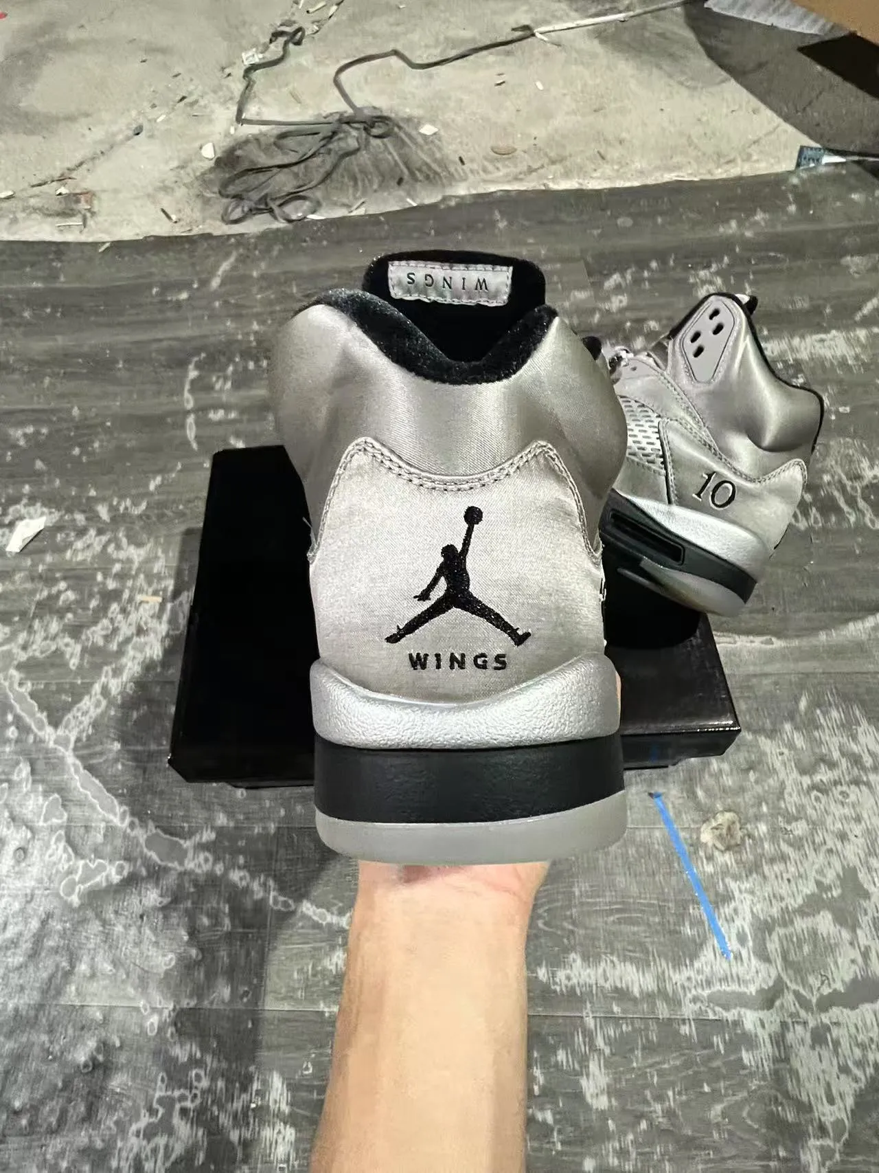 Chaussures de basketball Air Jordan 5 argent métallisé et noir 8