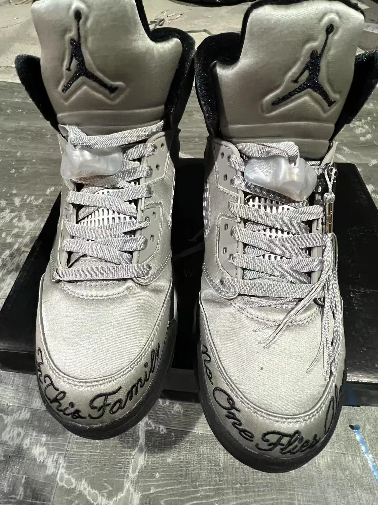 Chaussures de basketball Air Jordan 5 argent métallisé et noir 9
