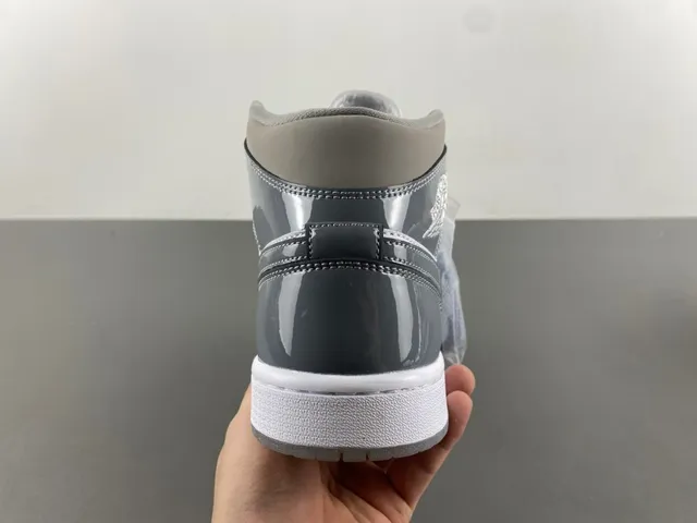Zapatillas de baloncesto Air Jordan de caña alta gris y blanco con cuello de tobillo acolchado 3