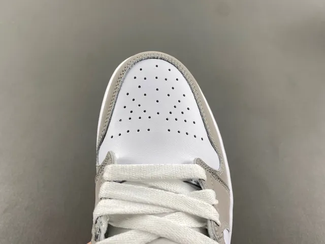 Zapatillas de baloncesto Air Jordan de caña alta gris y blanco con cuello de tobillo acolchado 4