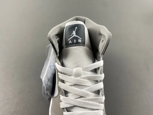 Zapatillas de baloncesto Air Jordan de caña alta gris y blanco con cuello de tobillo acolchado 5