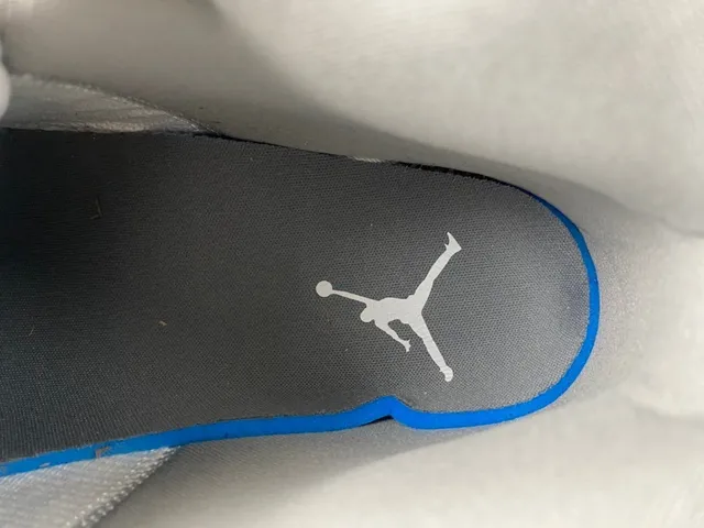 Zapatillas de baloncesto Air Jordan de caña alta gris y blanco con cuello de tobillo acolchado 7