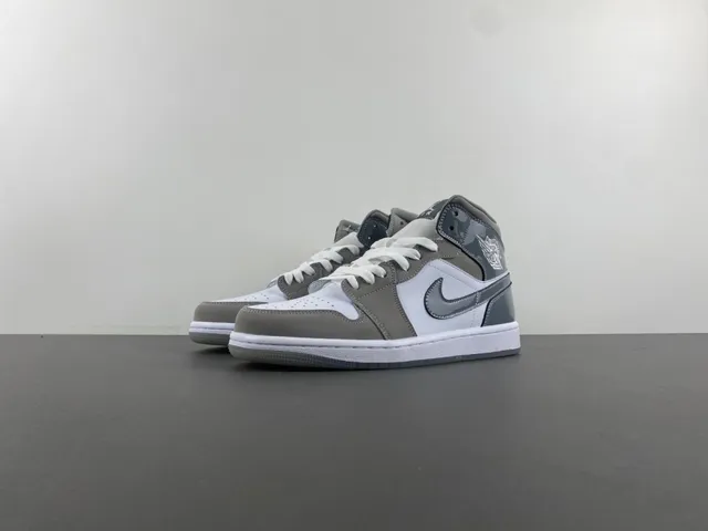 Zapatillas de baloncesto Air Jordan de caña alta gris y blanco con cuello de tobillo acolchado 9