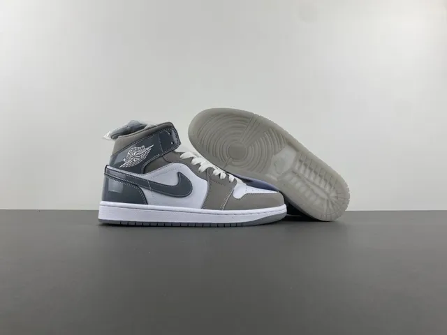 Zapatillas de baloncesto Air Jordan de caña alta gris y blanco con cuello de tobillo acolchado 11