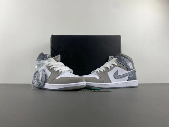 Zapatillas de baloncesto Air Jordan de caña alta gris y blanco con cuello de tobillo acolchado 12