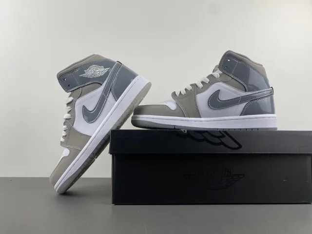 Zapatillas de baloncesto Air Jordan de caña alta gris y blanco con cuello de tobillo acolchado 13