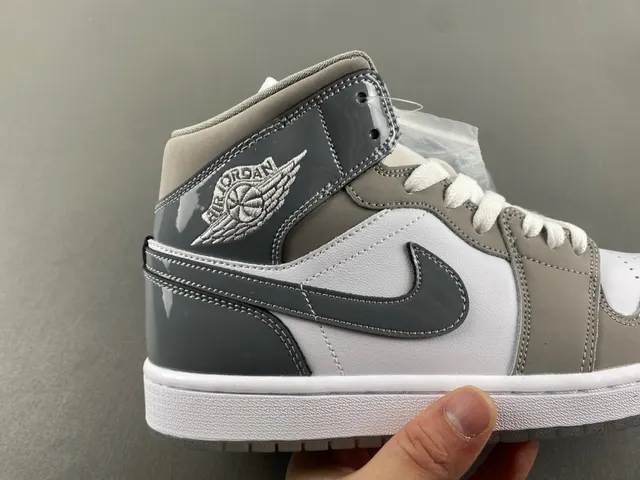 Zapatillas de baloncesto Air Jordan de caña alta gris y blanco con cuello de tobillo acolchado 14