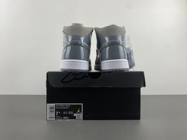 Zapatillas de baloncesto Air Jordan de caña alta gris y blanco con cuello de tobillo acolchado 17