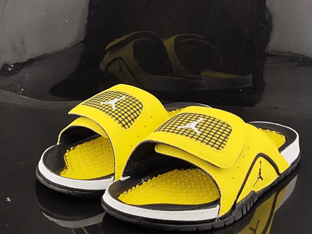 شبشب Air Jordan Hydro أصفر أسود أبيض 2