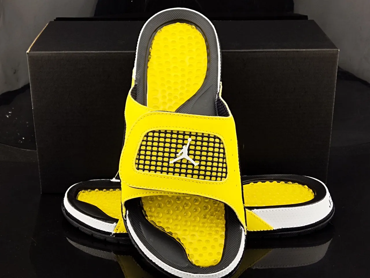 شبشب Air Jordan Hydro أصفر أسود أبيض 3