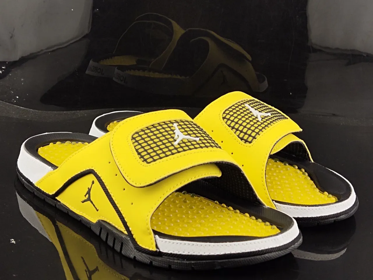 شبشب Air Jordan Hydro أصفر أسود أبيض 4