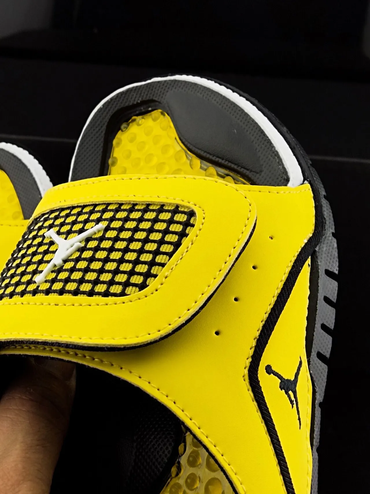 شبشب Air Jordan Hydro أصفر أسود أبيض 6