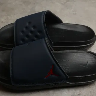 Air Jordan स्लाइड ब्लैक रेड सिंगल-स्ट्रैप मोल्डेड फुटबेड स्लिपर्स