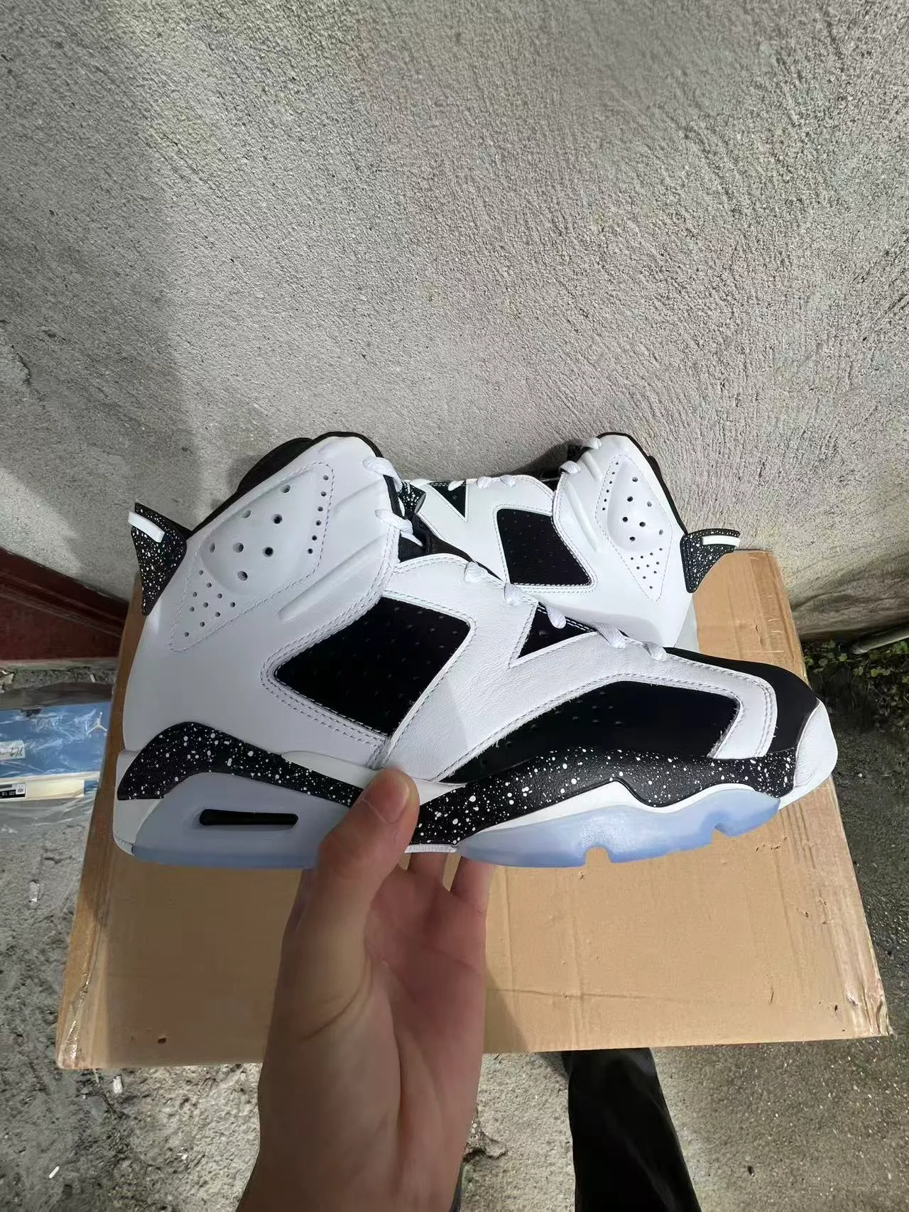 Air Jordan White Black High-Top Silhouette Perforated Leather Upper Basketball Shoes 7