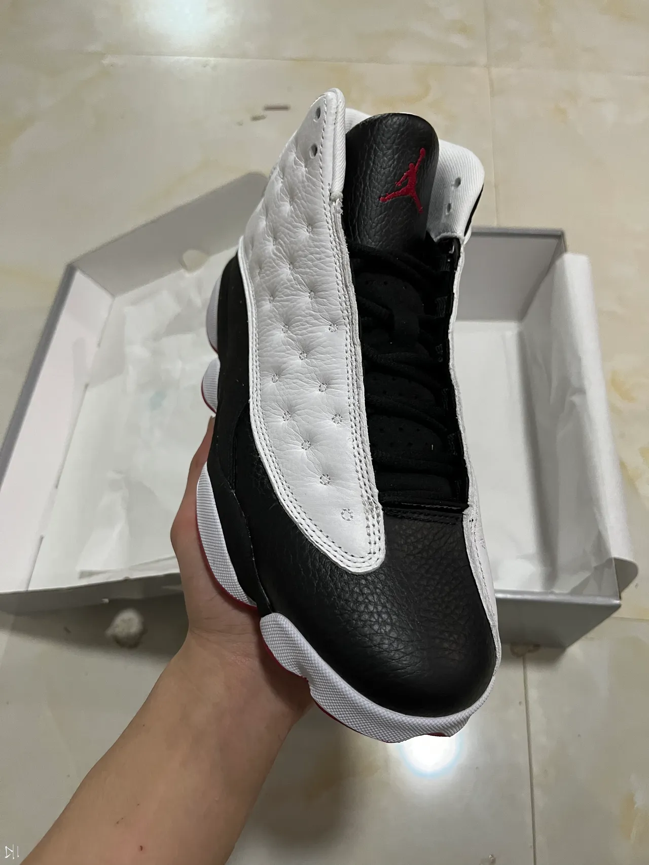 Tênis de basquete Air Jordan de cano alto com cabedal de couro acolchoado em branco e preto 2