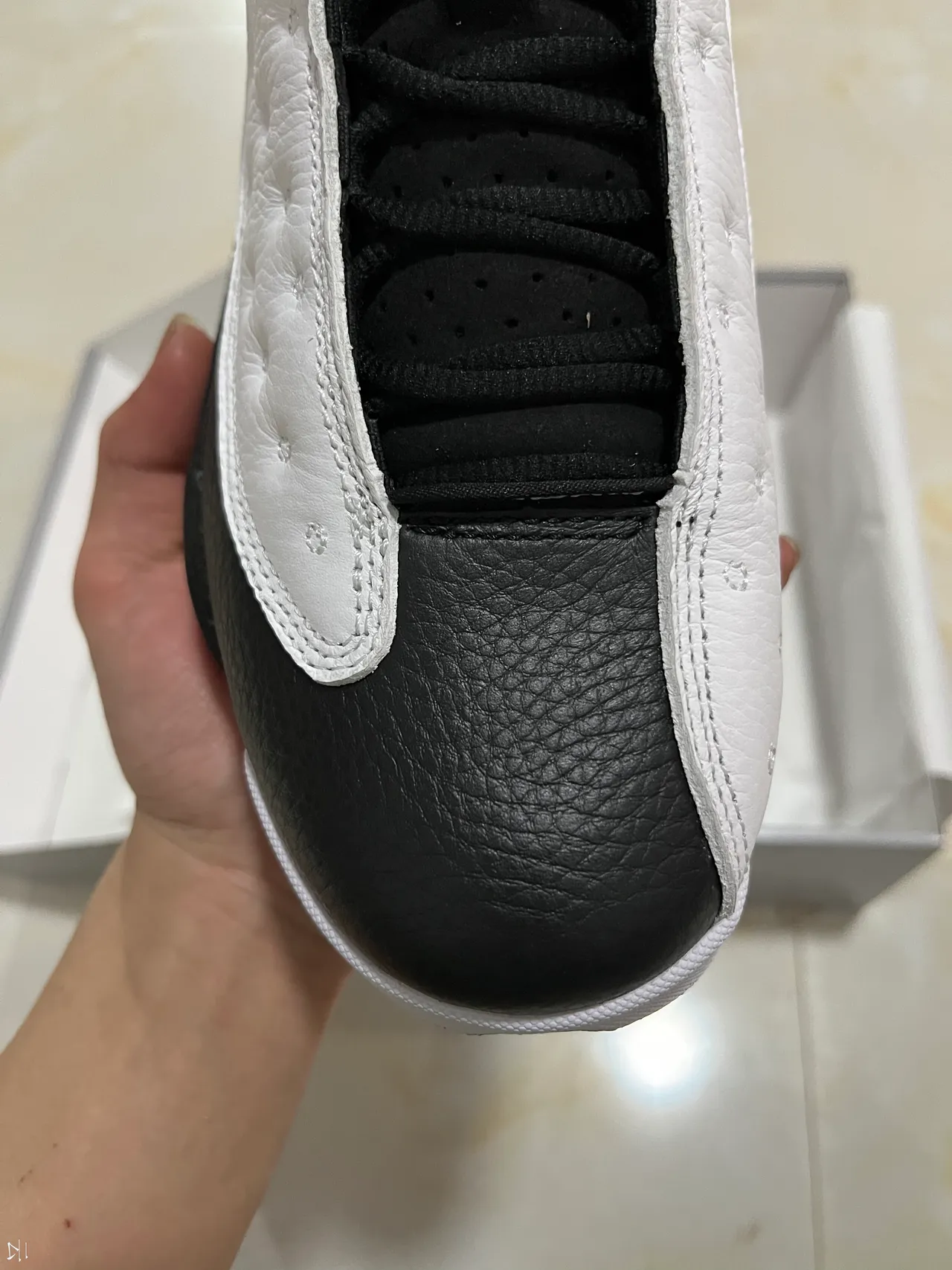 Tênis de basquete Air Jordan de cano alto com cabedal de couro acolchoado em branco e preto 3