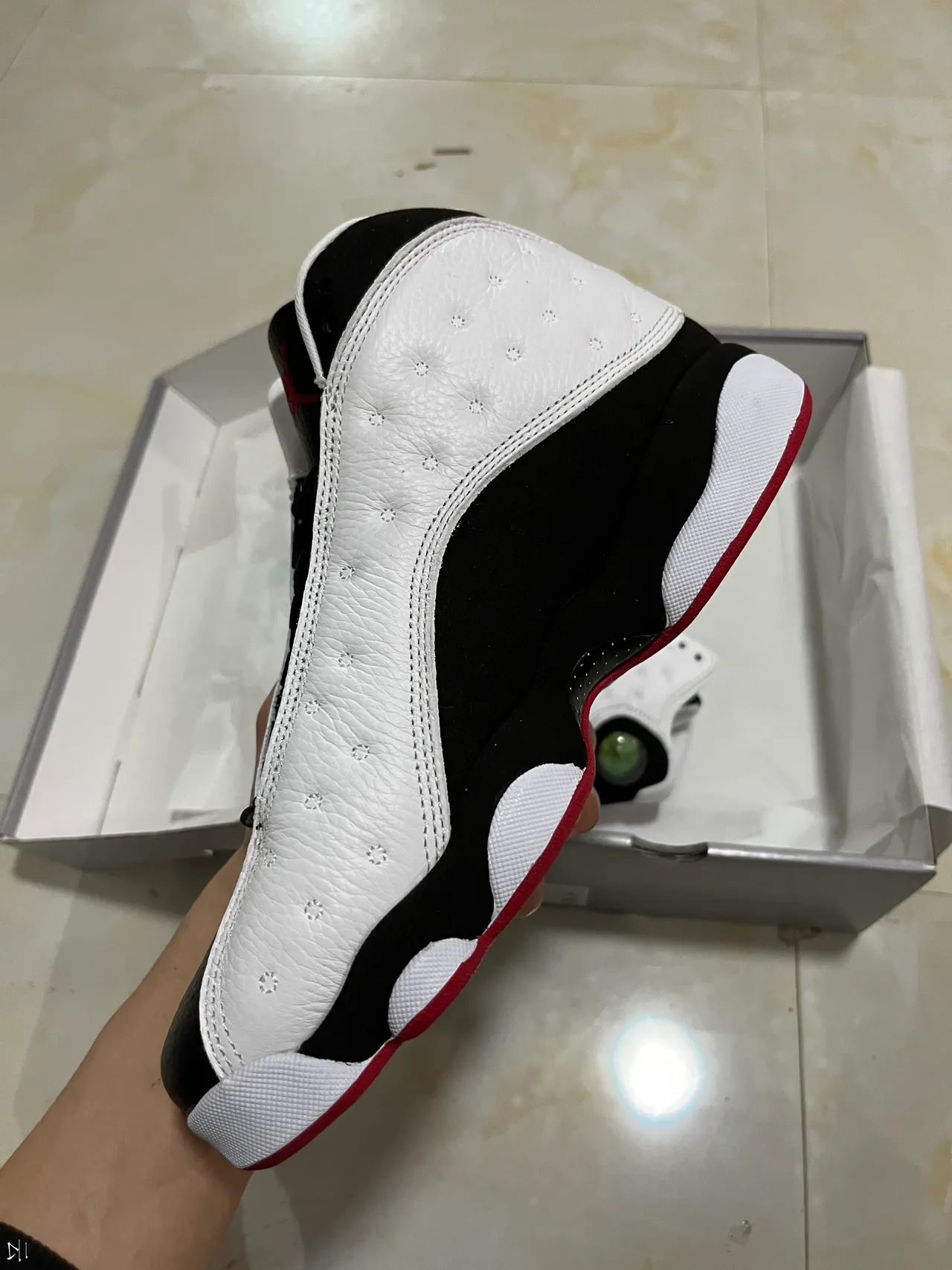 Tênis de basquete Air Jordan de cano alto com cabedal de couro acolchoado em branco e preto 4