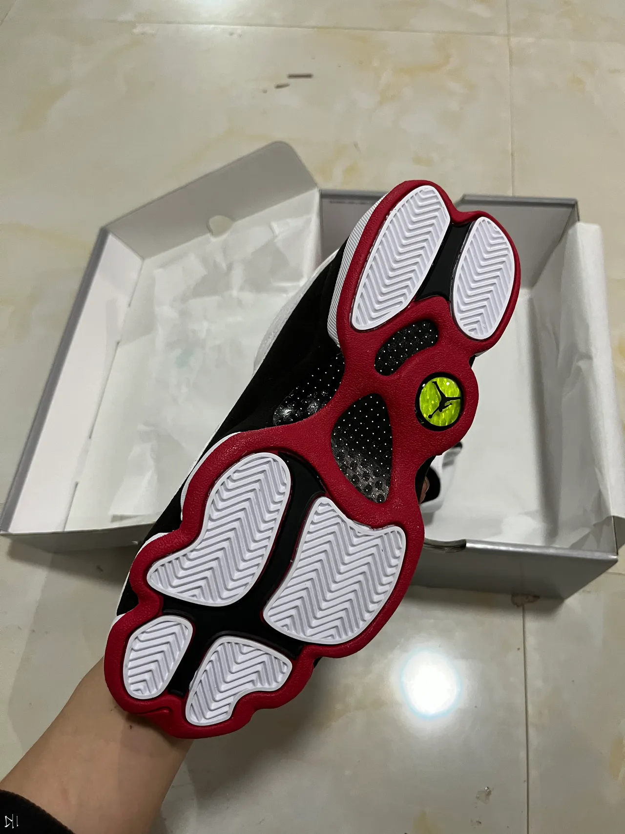 Tênis de basquete Air Jordan de cano alto com cabedal de couro acolchoado em branco e preto 5