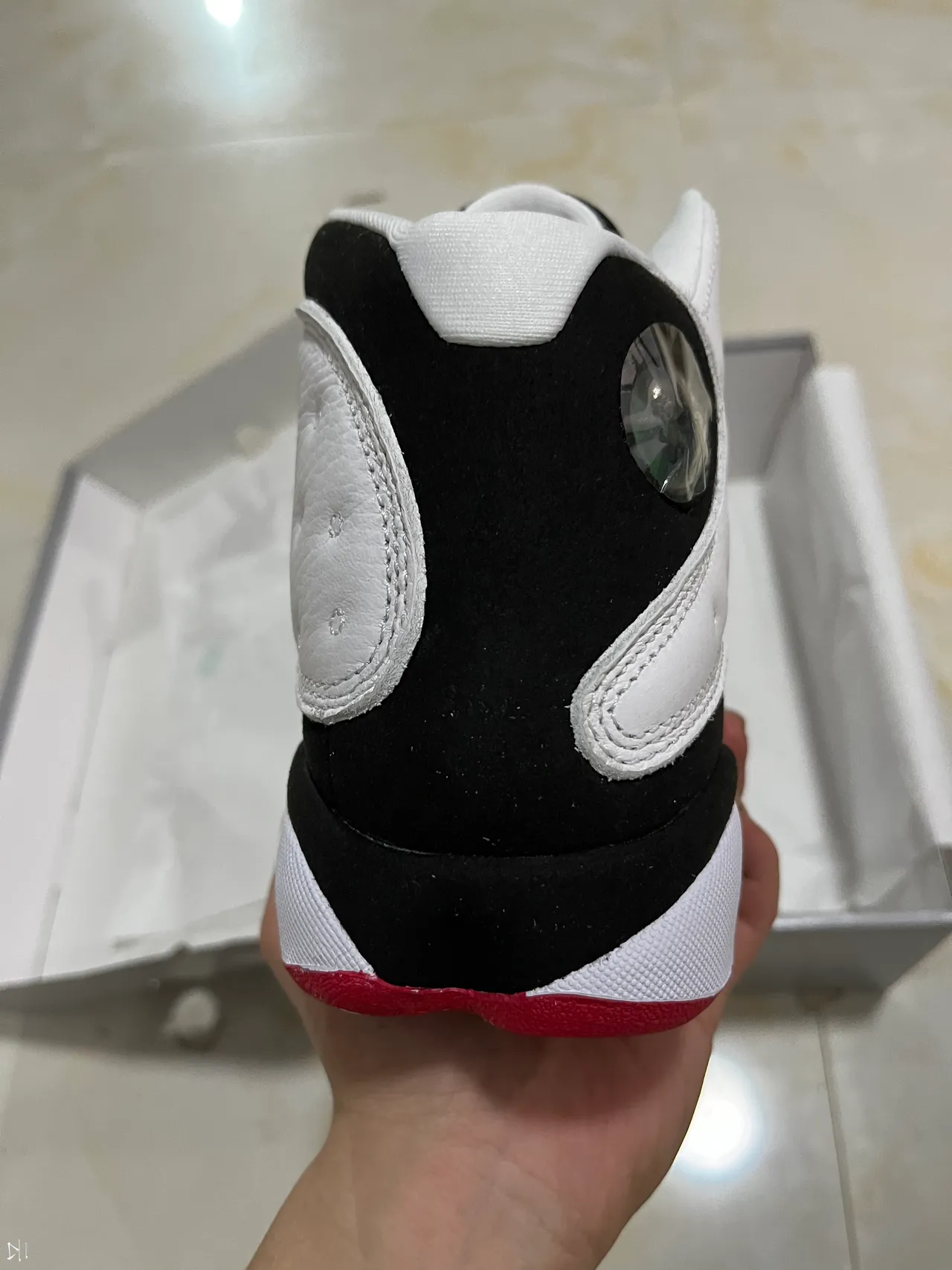 Tênis de basquete Air Jordan de cano alto com cabedal de couro acolchoado em branco e preto 6
