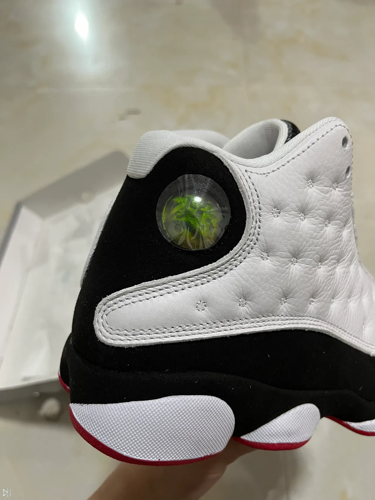 Tênis de basquete Air Jordan de cano alto com cabedal de couro acolchoado em branco e preto 7