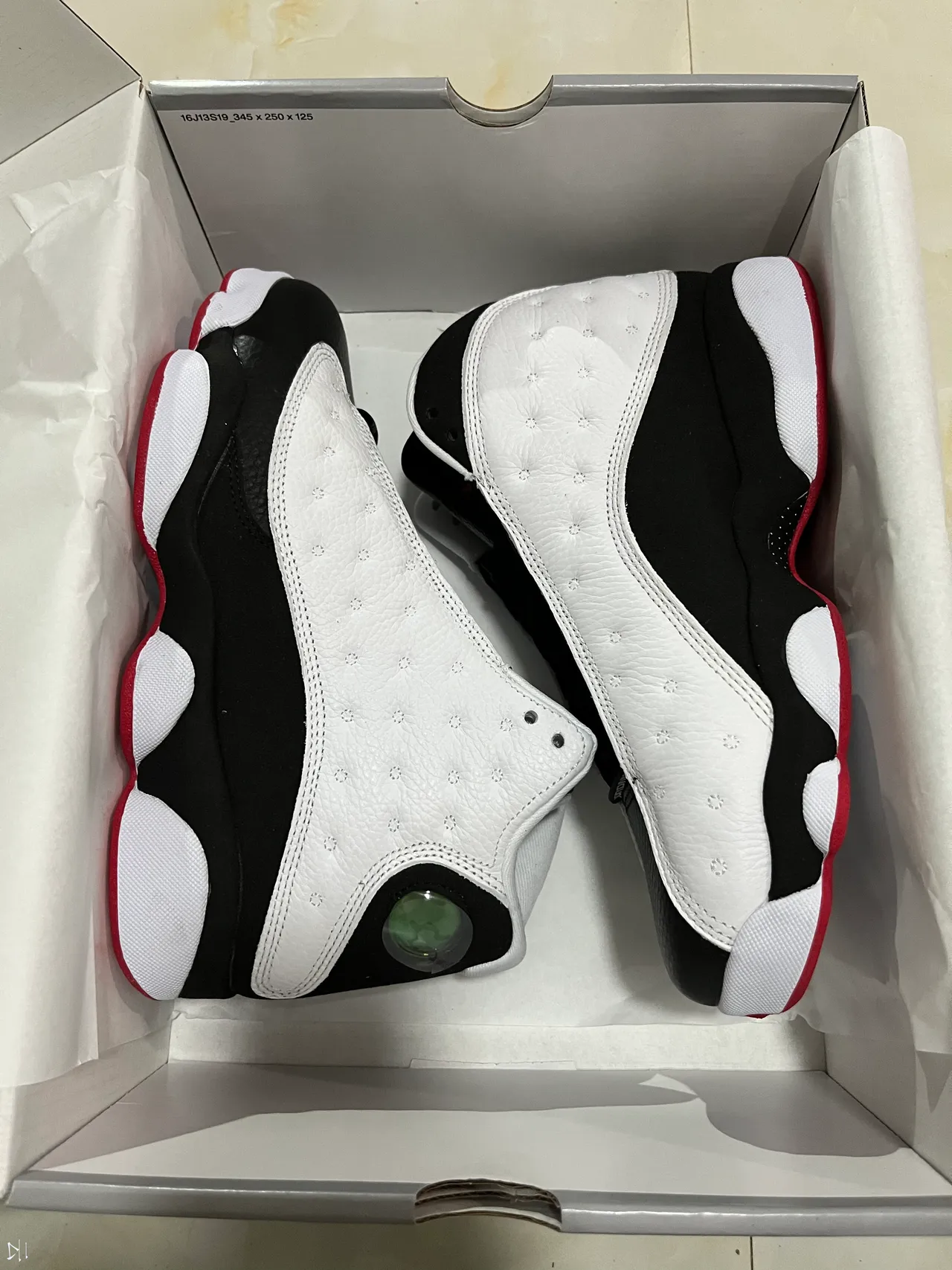 Tênis de basquete Air Jordan de cano alto com cabedal de couro acolchoado em branco e preto 8