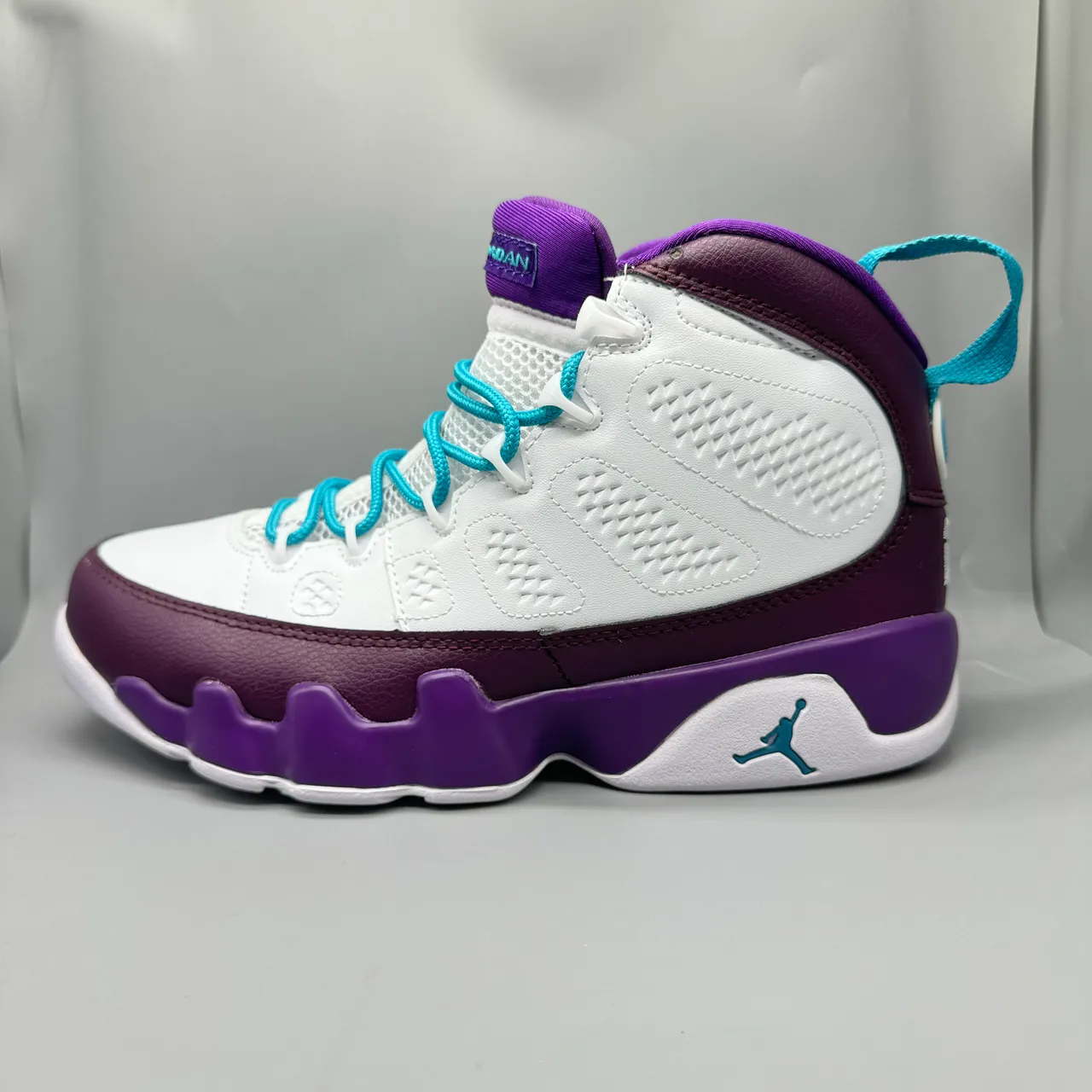 Zapatillas de baloncesto de caña alta Air Jordan con parte superior de cuero perforado blanco y morado 2