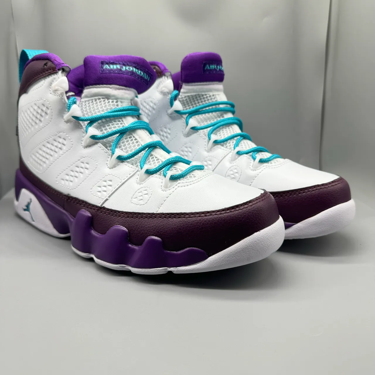Zapatillas de baloncesto de caña alta Air Jordan con parte superior de cuero perforado blanco y morado 3