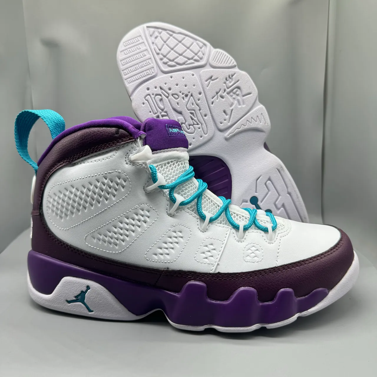 Zapatillas de baloncesto de caña alta Air Jordan con parte superior de cuero perforado blanco y morado 4