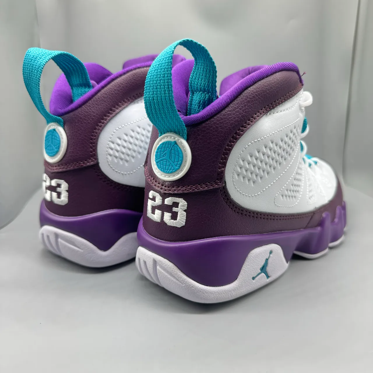 Zapatillas de baloncesto de caña alta Air Jordan con parte superior de cuero perforado blanco y morado 5