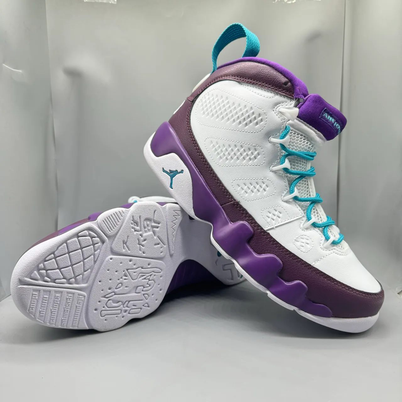 Zapatillas de baloncesto de caña alta Air Jordan con parte superior de cuero perforado blanco y morado 6
