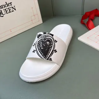Alexander McQueen दिल का ग्राफिक स्लाइड सफेद काला रबड़ जैसे नक्काशीदार पट्टी चप्पल